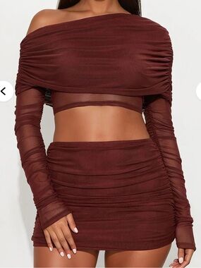 Fashion Nova burgundy ruched mesh set
Size Xs